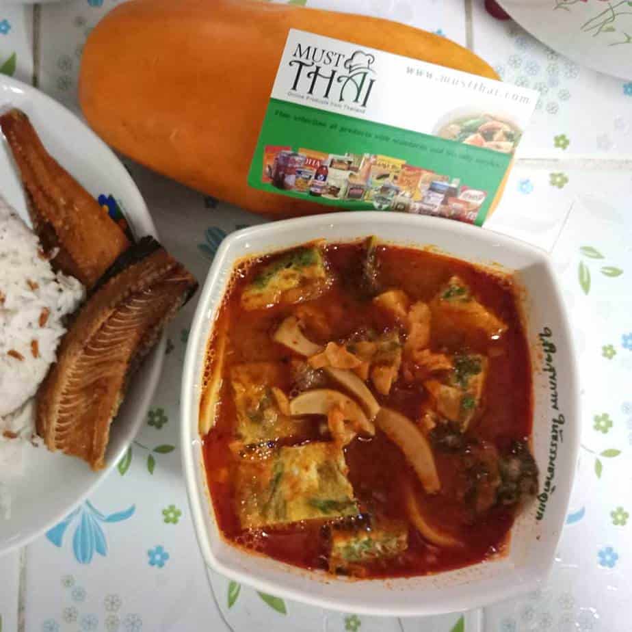 Sour curry with fried acacia pennata omelette