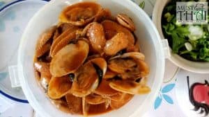 Stir fried clams with roasted chili paste