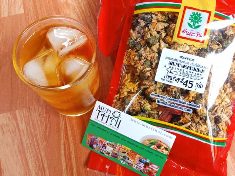 Chrysanthemum tea with pandan leaves