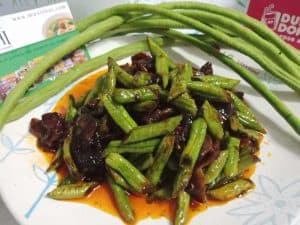 Stir fried roasted chili paste with bacon and long bean