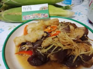 Stir-frying ginger with batter fried fish and ear mushroom