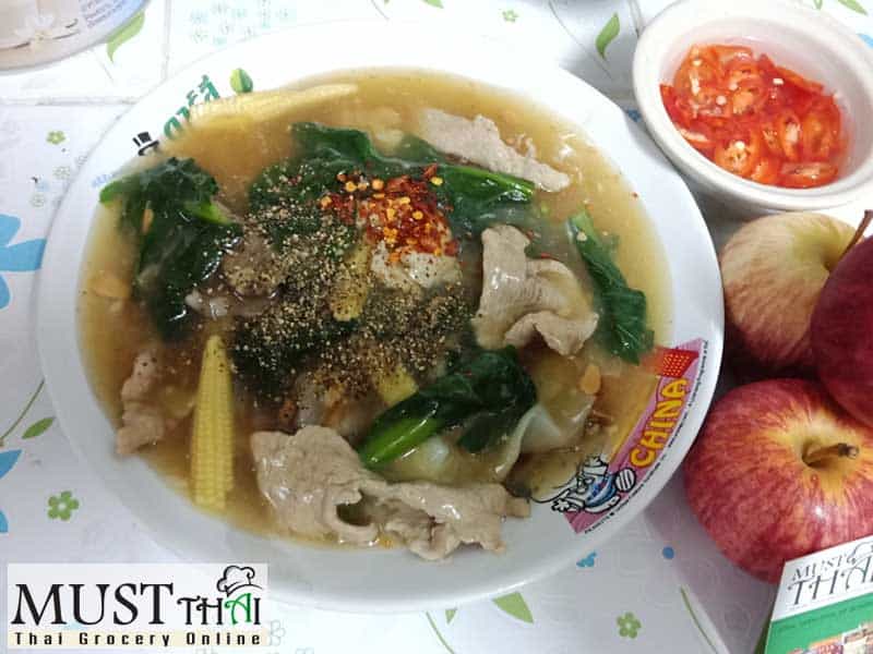 Flat rice noodles with pork in gravy sauce