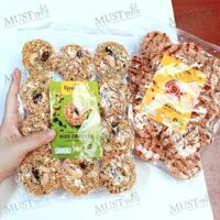 THONG AMPAI Rice Cracker with Grains and Nuts Topping